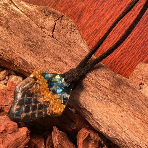 蛇の抜け殻入り ペンダント こううんのくびかざり お守り レジン
