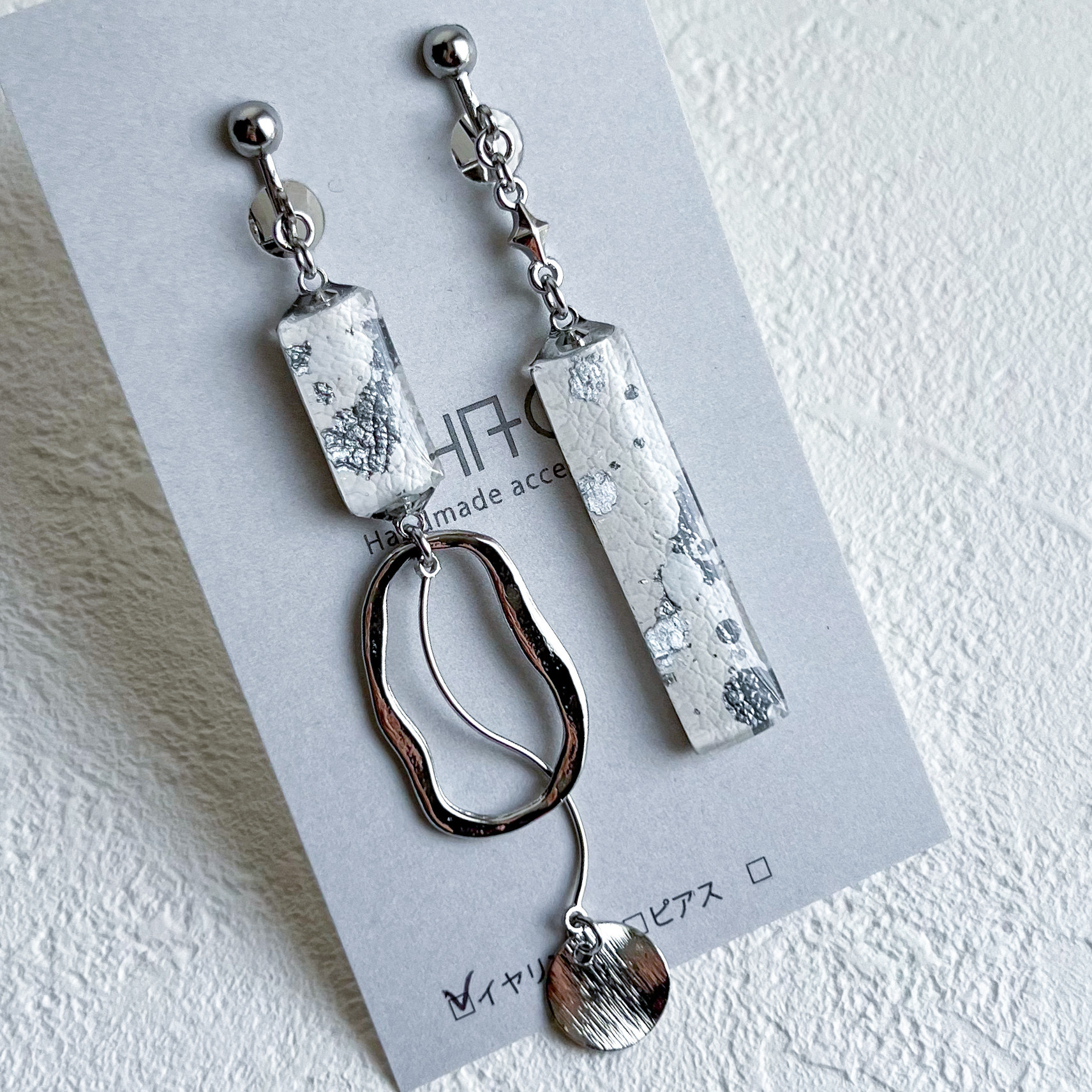 【SALE】レザーインクアート「ホワイト＆シルバーグレー」アシンメトリーイヤリングorピアス