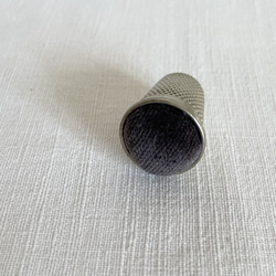 【pin cushion】アンティーク指ぬきの小さな小さなピンクッション／gray 3枚目の画像