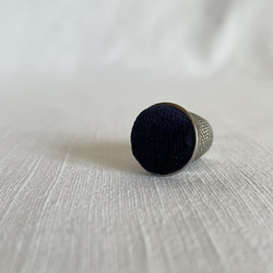 【pin cushion】アンティーク指ぬきの小さな小さなピンクッション／navy 7枚目の画像