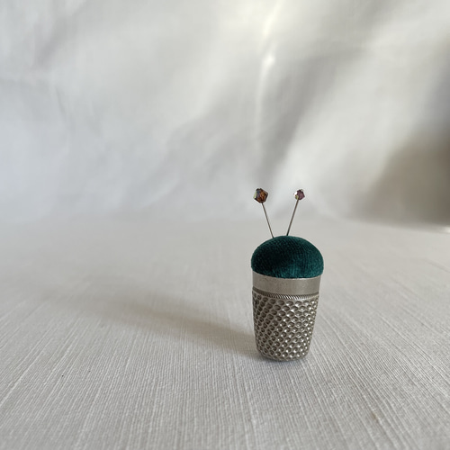pin cushion】アンティーク指ぬきの小さな小さなピンクッション
