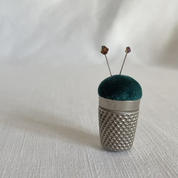 アンティーク キューブピンボックス 小 ピンクッション 硝子の待ち針 pin cushion】アンティーク指ぬきの小さな小さなピンクッション