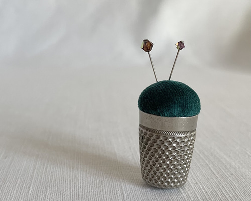 pin cushion】アンティーク指ぬきの小さな小さなピンクッション