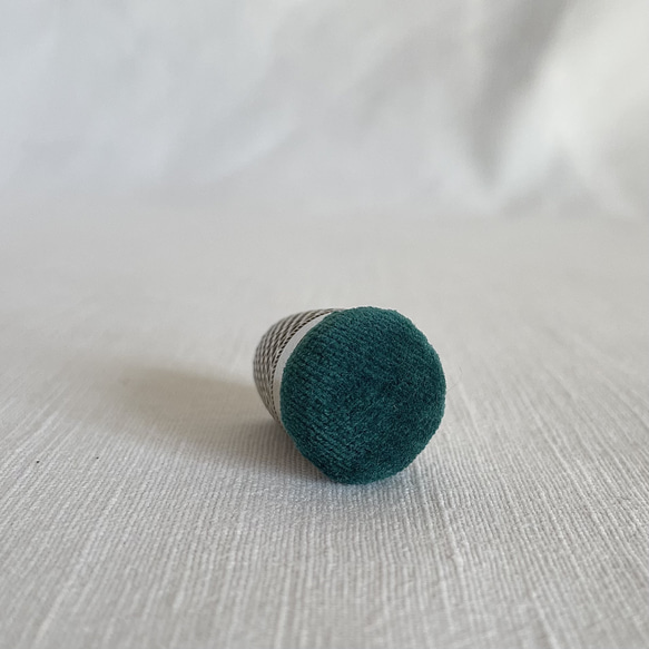 【pin cushion】アンティーク指ぬきの小さな小さなピンクッション／viridian green 6枚目の画像