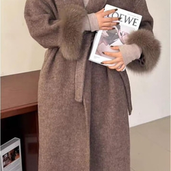 高級感のあるリバーシブルウールのニーコート女性用開襟袖口きつねの毛をウエストに収めた雰囲気のミディアム丈コート 11枚目の画像