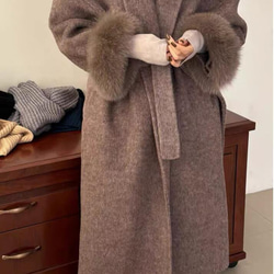 高級感のあるリバーシブルウールのニーコート女性用開襟袖口きつねの毛をウエストに収めた雰囲気のミディアム丈コート 8枚目の画像