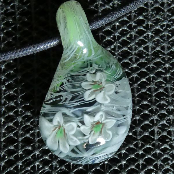 レース模様にゆり、ＮＯ.3（ガラス、トンボ玉、ゆり、レース、ネックレス）