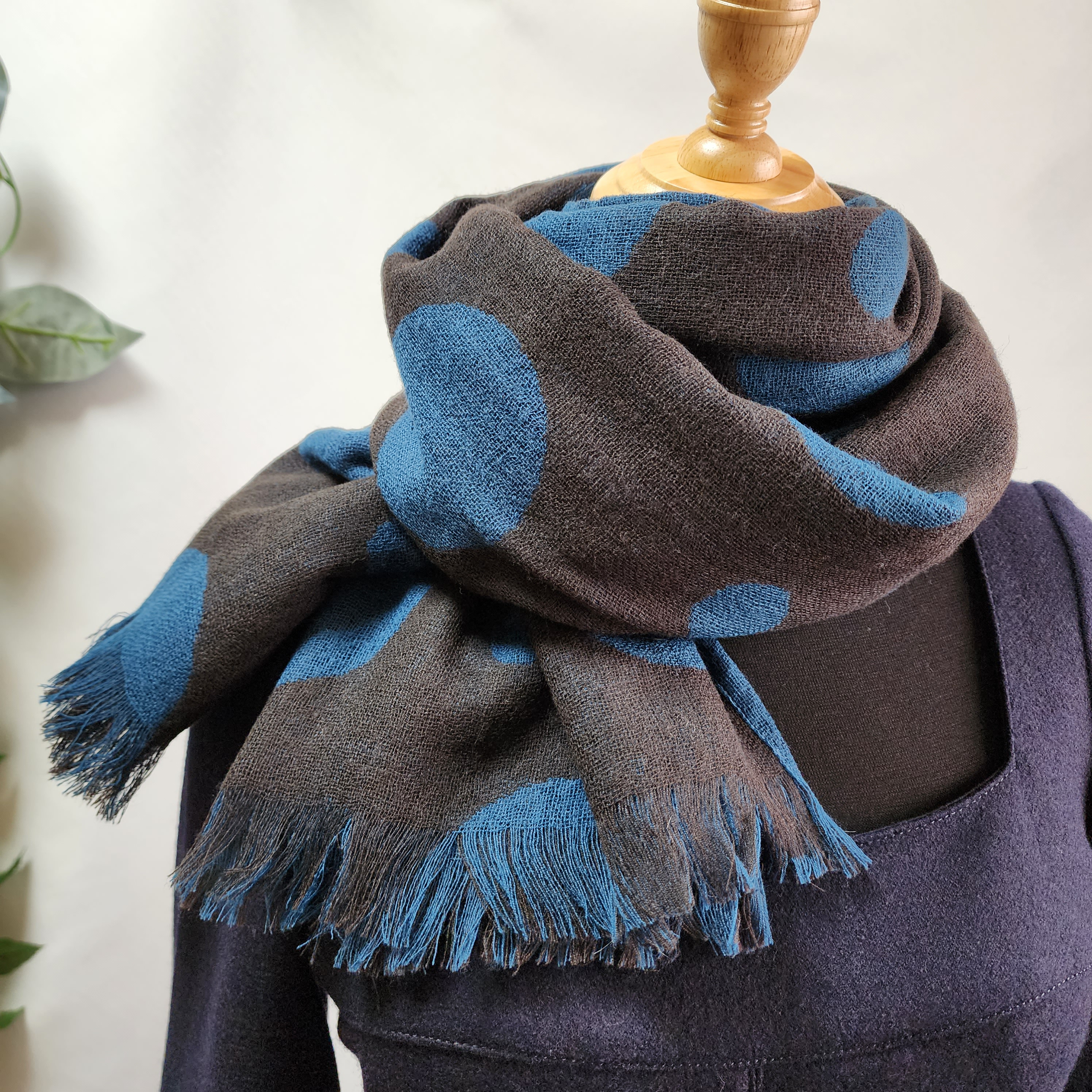 ウール ガーゼ  大判ストール フリンジ ウール100％ 【ブルー×ブラックのドット柄】