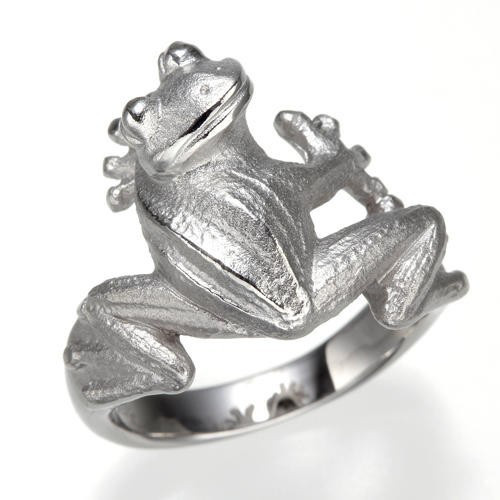 銀製「福カエル」の指輪　：国から｛現代の名工｝に認定されている彫金師が原型を製作。　　◎日本製