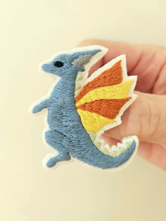 ドラゴン刺繍ブローチ(ブルー)【受注製作】 4枚目の画像