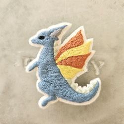 ドラゴン刺繍ブローチ(ブルー)【受注製作】 1枚目の画像