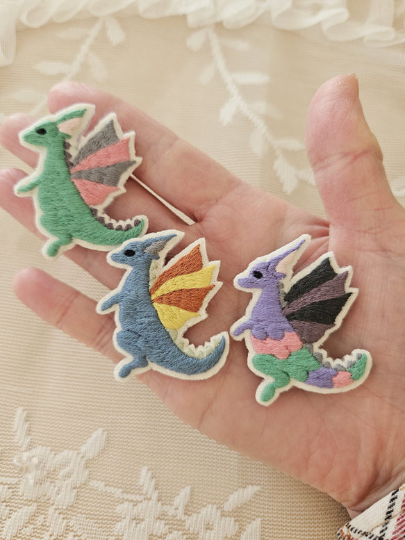 ドラゴン刺繍ブローチ(ブルー)【受注製作】 2枚目の画像