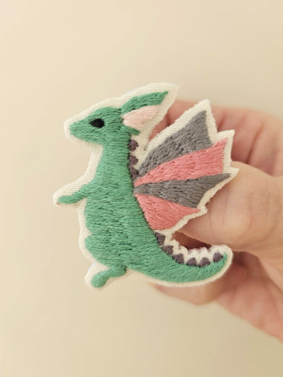 ドラゴン刺繍ブローチ(グリーン)【受注製作】 4枚目の画像