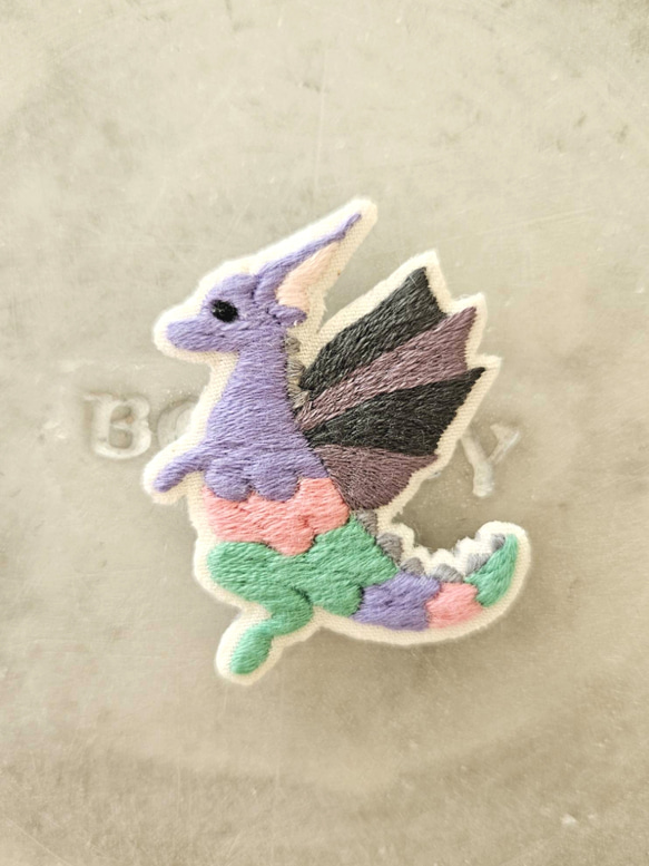 ドラゴン刺繍ブローチ(カラフル)【受注製作】 1枚目の画像