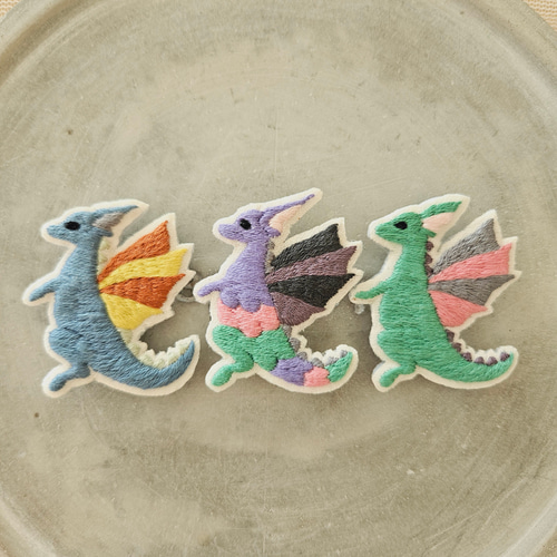 ドラゴン刺繍ブローチ(カラフル)【受注製作】 ブローチ choco mint