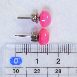（1 件）紫紅色粉玉髓耳環（8 毫米，鈦耳環） 第5張的照片