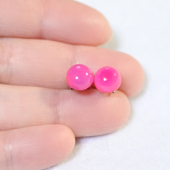 （1 件）紫紅色粉玉髓耳環（8 毫米，鈦耳環） 第4張的照片