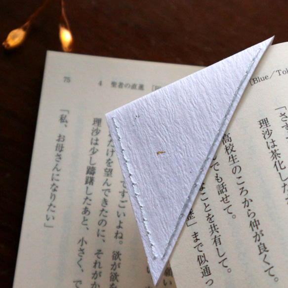 紙刺繍栞・ヒイラギ・冬の季節・三角ブックマーカー 2枚目の画像