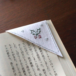 紙刺繍栞・ヒイラギ・冬の季節・三角ブックマーカー 3枚目の画像