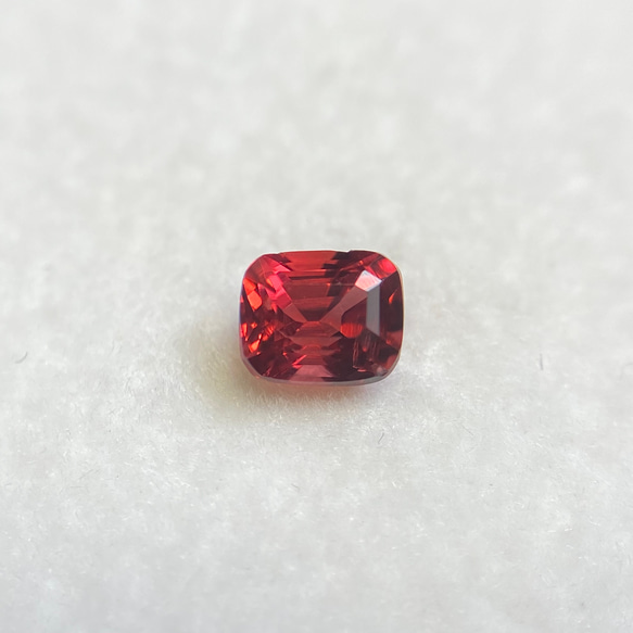 スピネル ルース 0.35ct ベトナム産 蛍光有 1枚目の画像