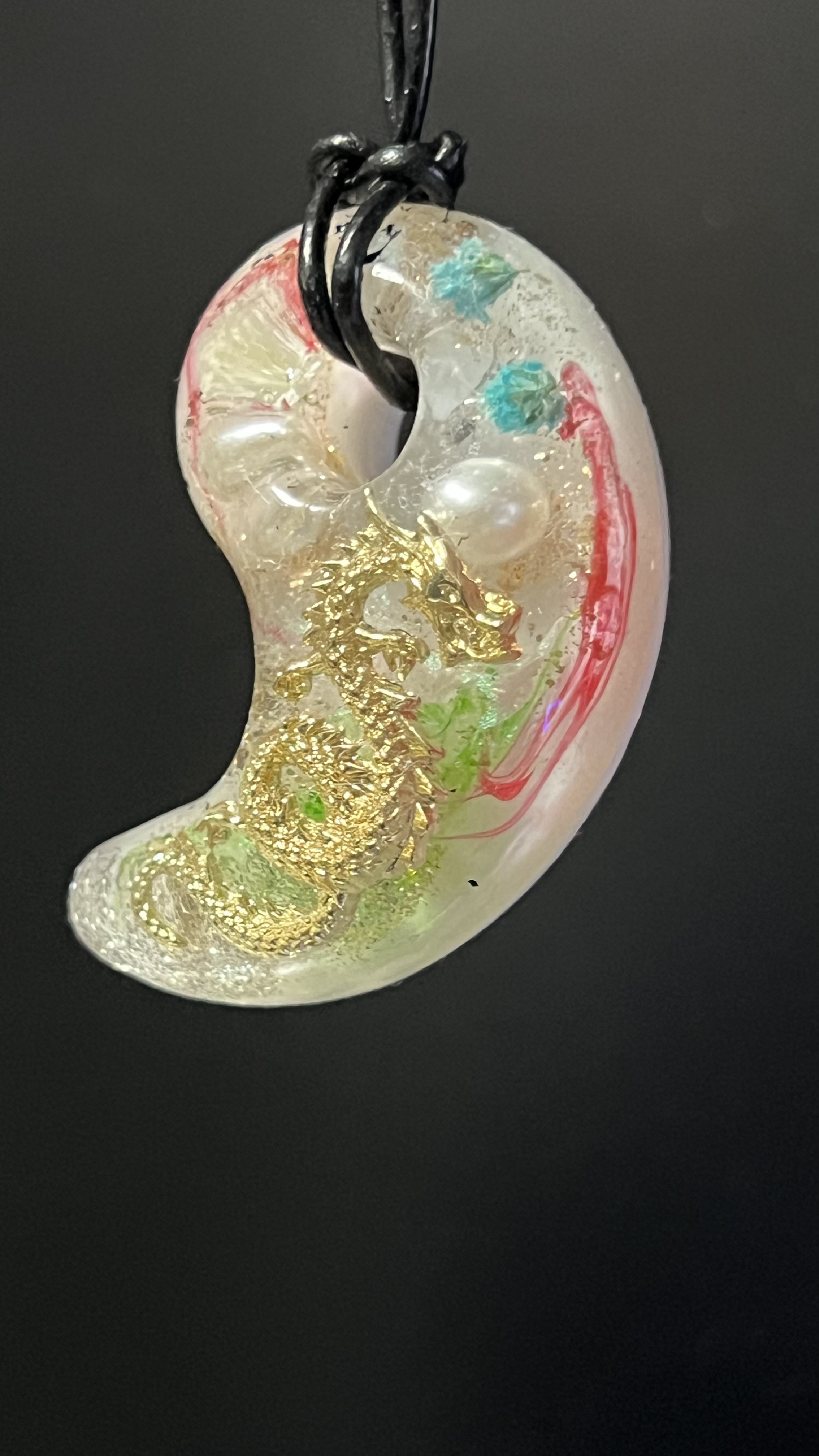 ホログラフィックレジンペンダント勾玉