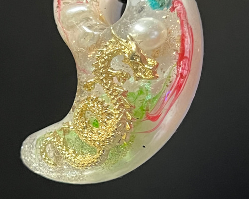 ホログラフィックレジンペンダント勾玉 6f3f8374cd901cbe6e277cfac5d30a