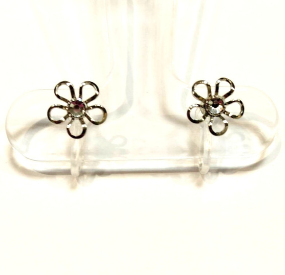 お花のイヤリング（ノンホール樹脂） 1枚目の画像