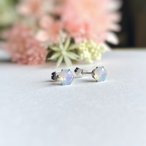 ちかな☺︎ 1点作品☆ 大粒原石ホワイトオパールピアス ホワイトオパール/ヴィトラルライト 6mm 貴和クリスタルの一粒ピアス