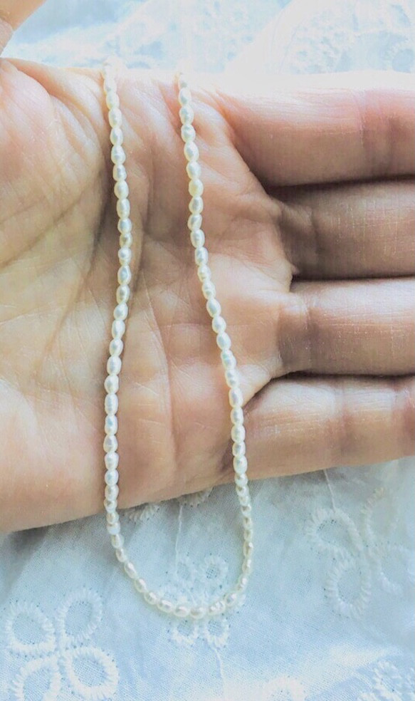 #431 極上♡極小！レアカラー　グレージュ　湖水真珠　2×3ミリ 【39㌢1連 】高品質淡水真珠　ベビーライス 7枚目の画像