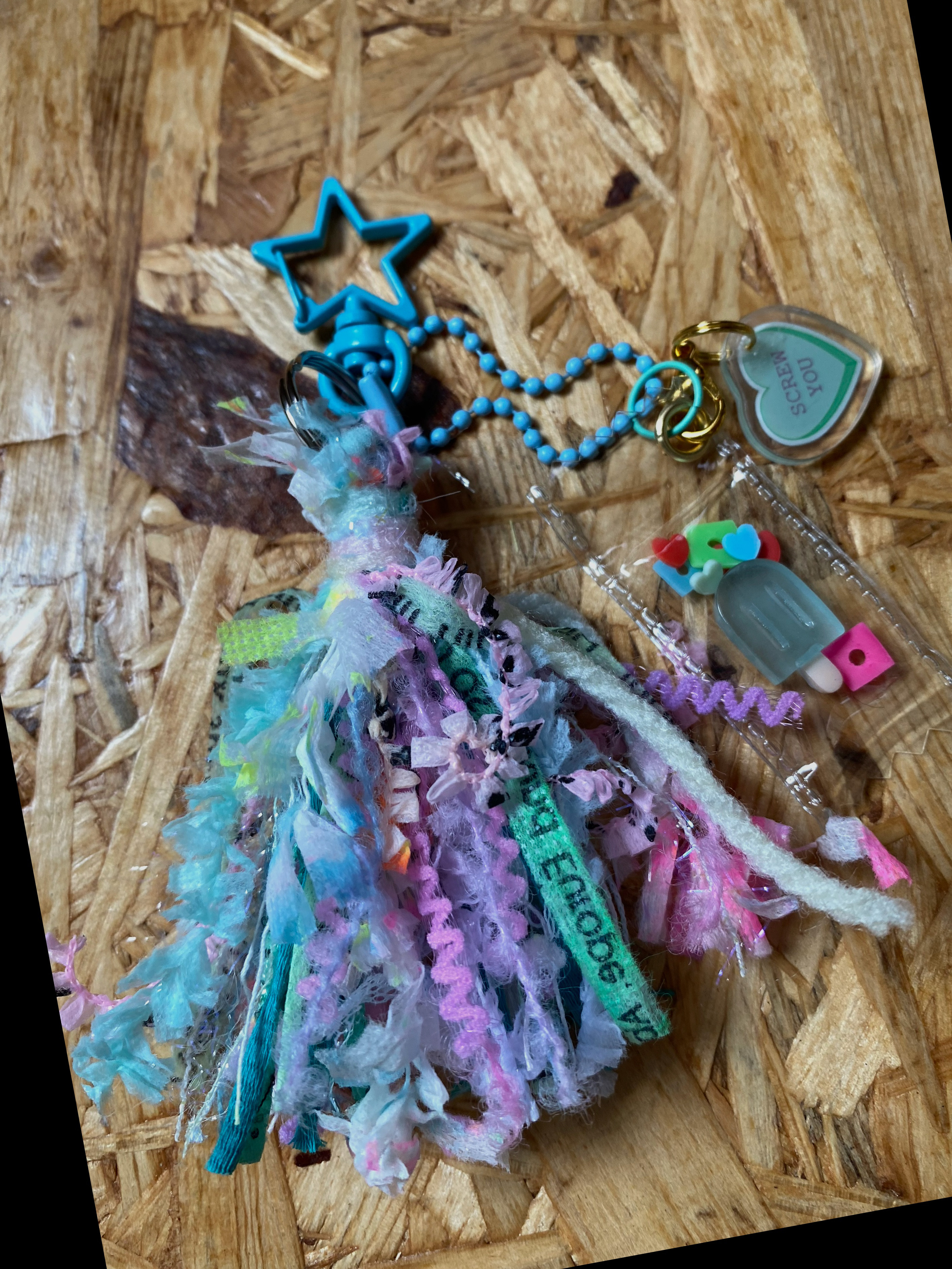 引き揃え糸 タッセルキーホルダー アイス蓄光 バッグチャーム