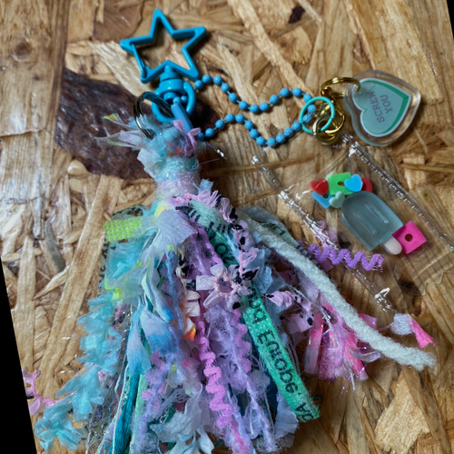 引き揃え糸 タッセルキーホルダー アイス蓄光 バッグチャーム  