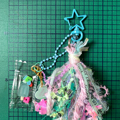 SOLD◆ハンドメイド 引き揃え糸 タッセル チャーム パフェ ゆめかわ SOLD◇ハンドメイド 引き揃え糸 タッセル チャーム パフェ ゆめかわ 花