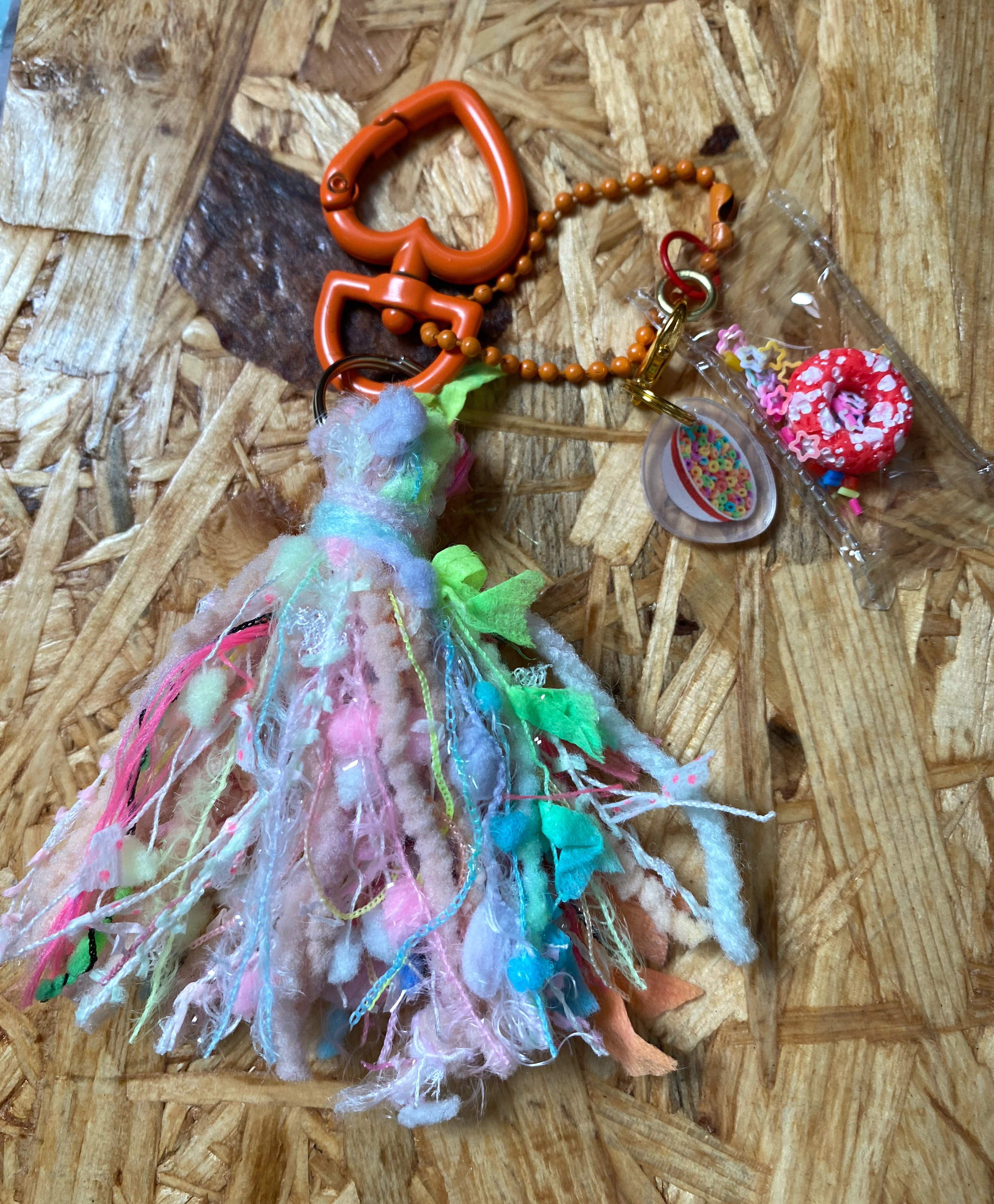 引き揃え糸のタッセルキーホルダー☆バッグチャーム☆革タグ付き