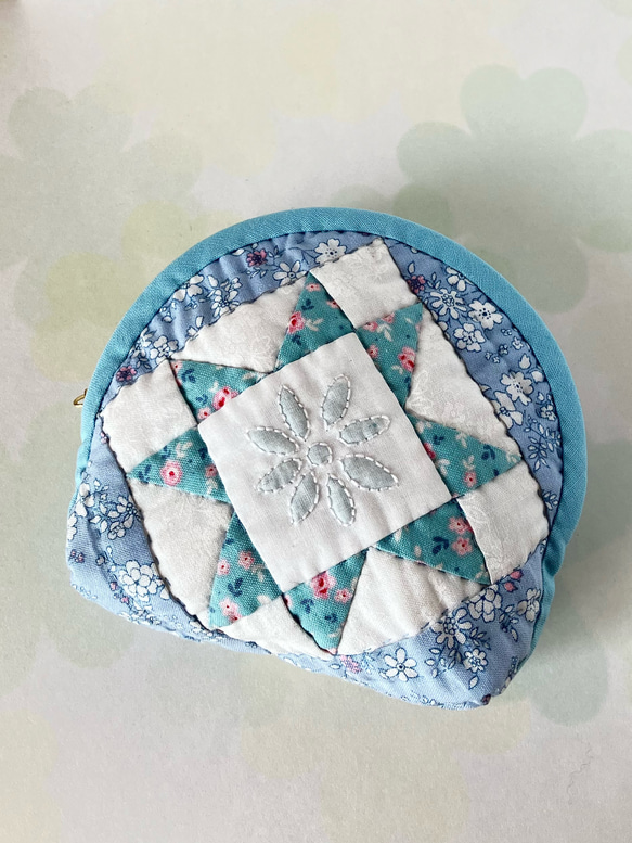 ブティとパッチワークキルトのふっくらポーチ(大・水色) ポーチ  