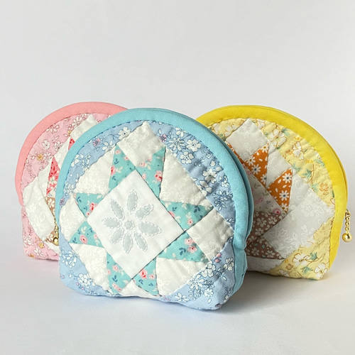 ブティとパッチワークキルトのふっくらポーチ(大・水色) ポーチ  