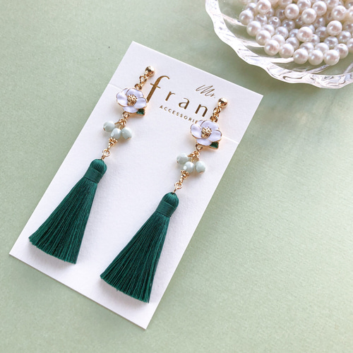 人気】白椿のミニタッセル col.深緑 【ピアス/イヤリング】夏椿 緑