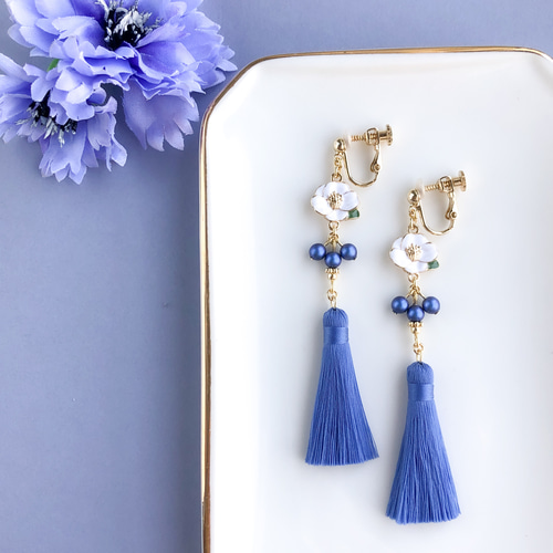 再販】白椿のミニタッセル【ピアス/イヤリング】夏椿 緑 青 フリンジ