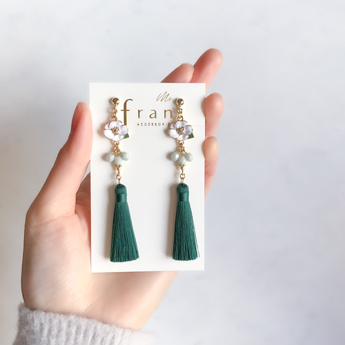 再販】白椿のミニタッセル【ピアス/イヤリング】夏椿 緑 青 フリンジ