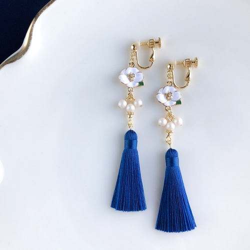 再販】白椿のミニタッセル【ピアス/イヤリング】夏椿 緑 青 フリンジ