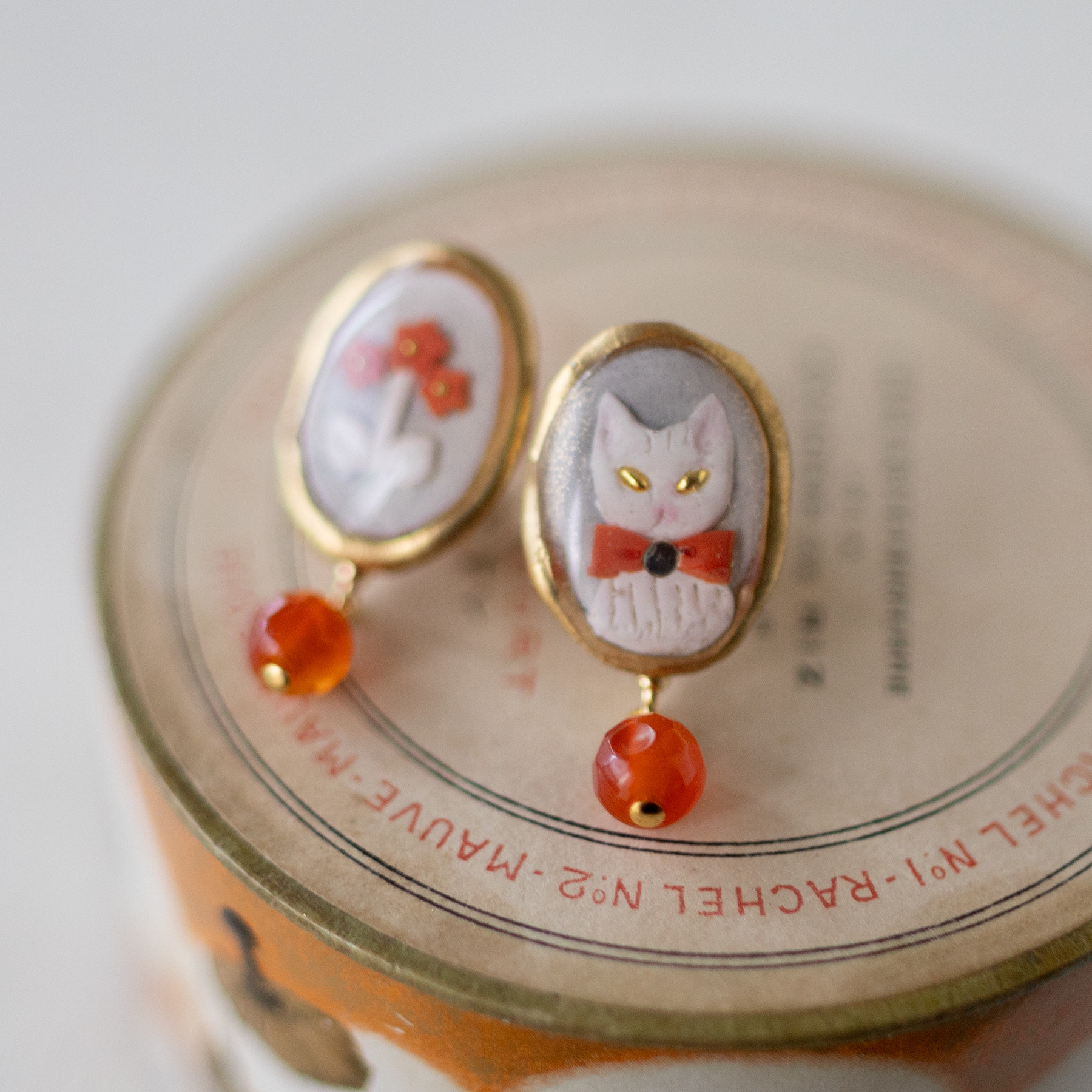 猫と花フレームピアス/イヤリング / カーネリアン
