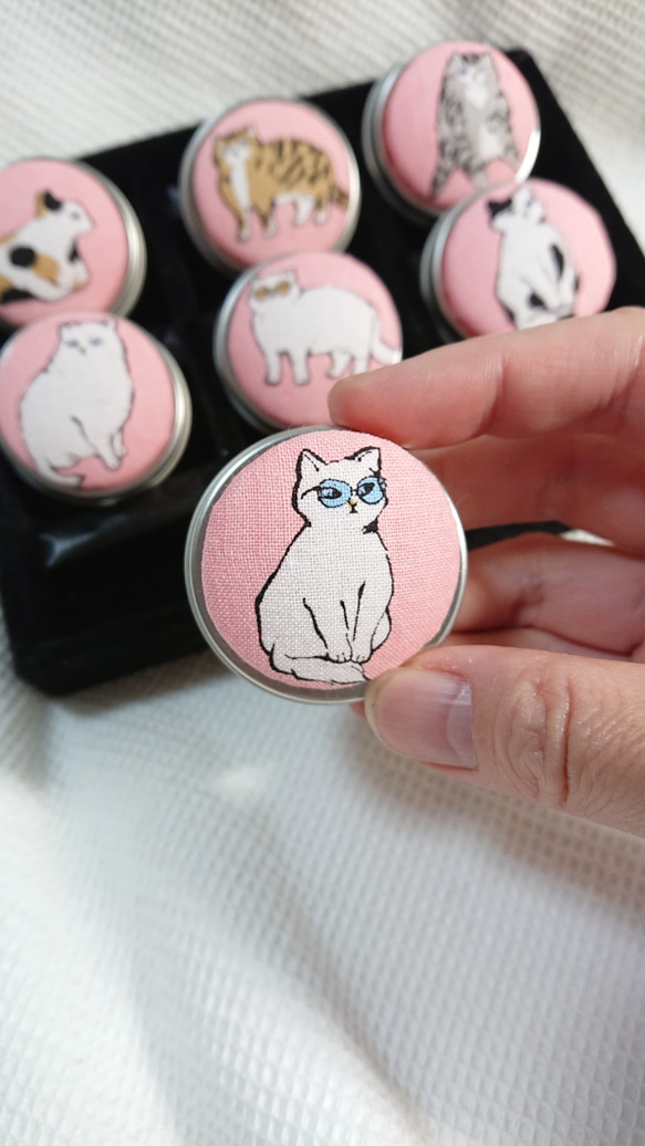 コロンとかわいい小さな小物入れ☆めがねねこ☆二つ選べるマカロン缶☆ピルケース☆アクセサリーケース☆ 1枚目の画像