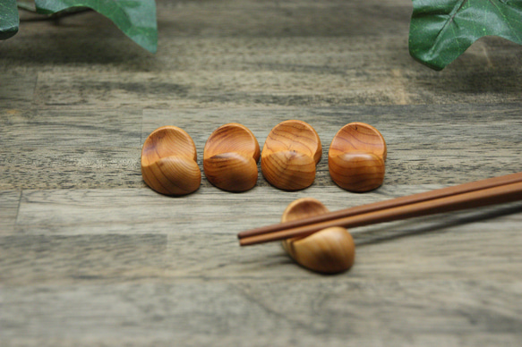 『ワケありな逸品』⑫ 木の箸置き 5個セット　豆形 ミニサイズ 木の種類 イチイ 1枚目の画像