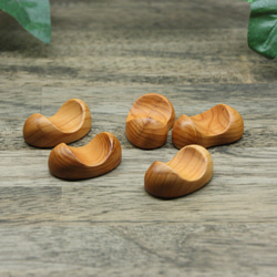 『ワケありな逸品』⑫ 木の箸置き 5個セット　豆形 ミニサイズ 木の種類 イチイ 2枚目の画像