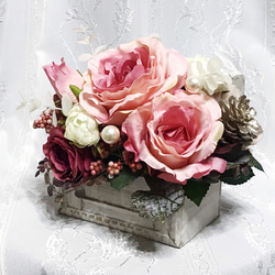 造花・アートフラワー　ピンクの薔薇のミニボックスアレンジ　可愛い薔薇　白いアンティークＢＯＸ　贈り物に最適 3枚目の画像