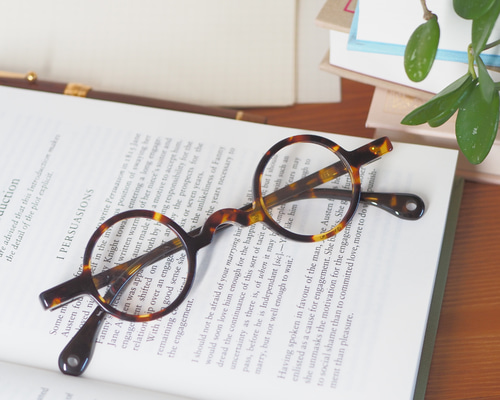 文豪の小さな丸眼鏡｜鼈甲（ブラウンデミ） メガネ 杏や眼鏡 ANZUYA