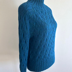 暖かさと高級感が魅力の手編み長袖セーター (青) 2枚目の画像