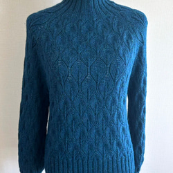 暖かさと高級感が魅力の手編み長袖セーター (青) 3枚目の画像
