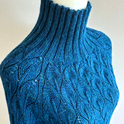 暖かさと高級感が魅力の手編み長袖セーター (青) 5枚目の画像