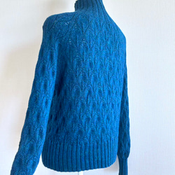 暖かさと高級感が魅力の手編み長袖セーター (青) 9枚目の画像