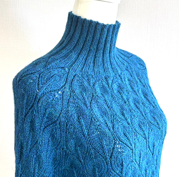 暖かさと高級感が魅力の手編み長袖セーター (青) 1枚目の画像
